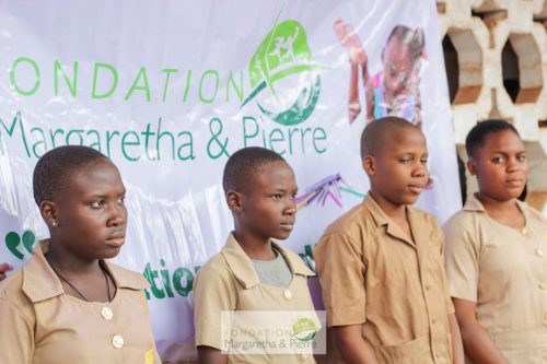 Don d’ordinateurs au CEG3 Comé