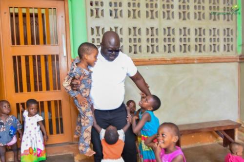 Remise de dons à l’orphelinat Gérard-Maela de Koutongbé à Porto — Novo 2