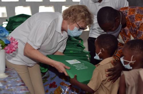 Distribution de kits scolaires à SENADE 1