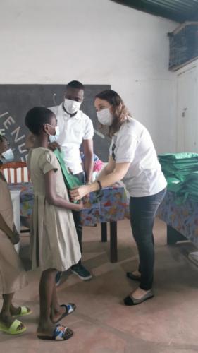 Distribution de kits scolaires à SENADE 1